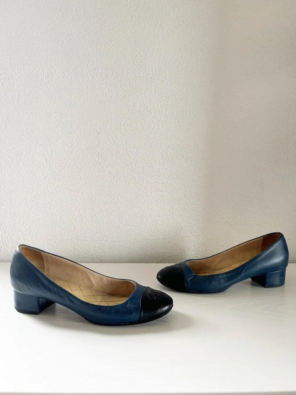 Chanel Vintage Two Tone CC Cap Toe Leather Pumps Size EU 37.5